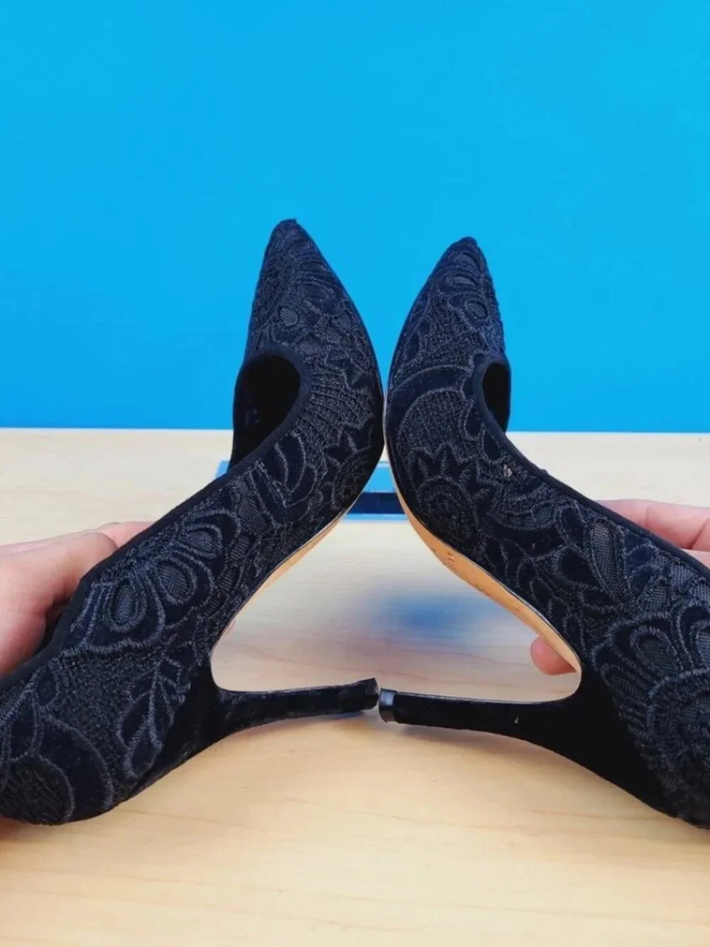 Marc Fisher LTD Black Velvet Floral Embroidered Pointed Toe Pumps Womens Sz 6.5